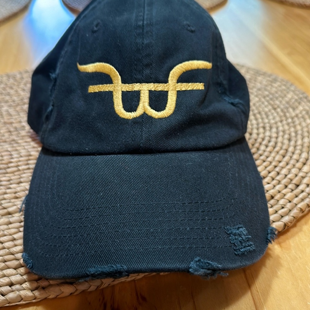 District threads black cap